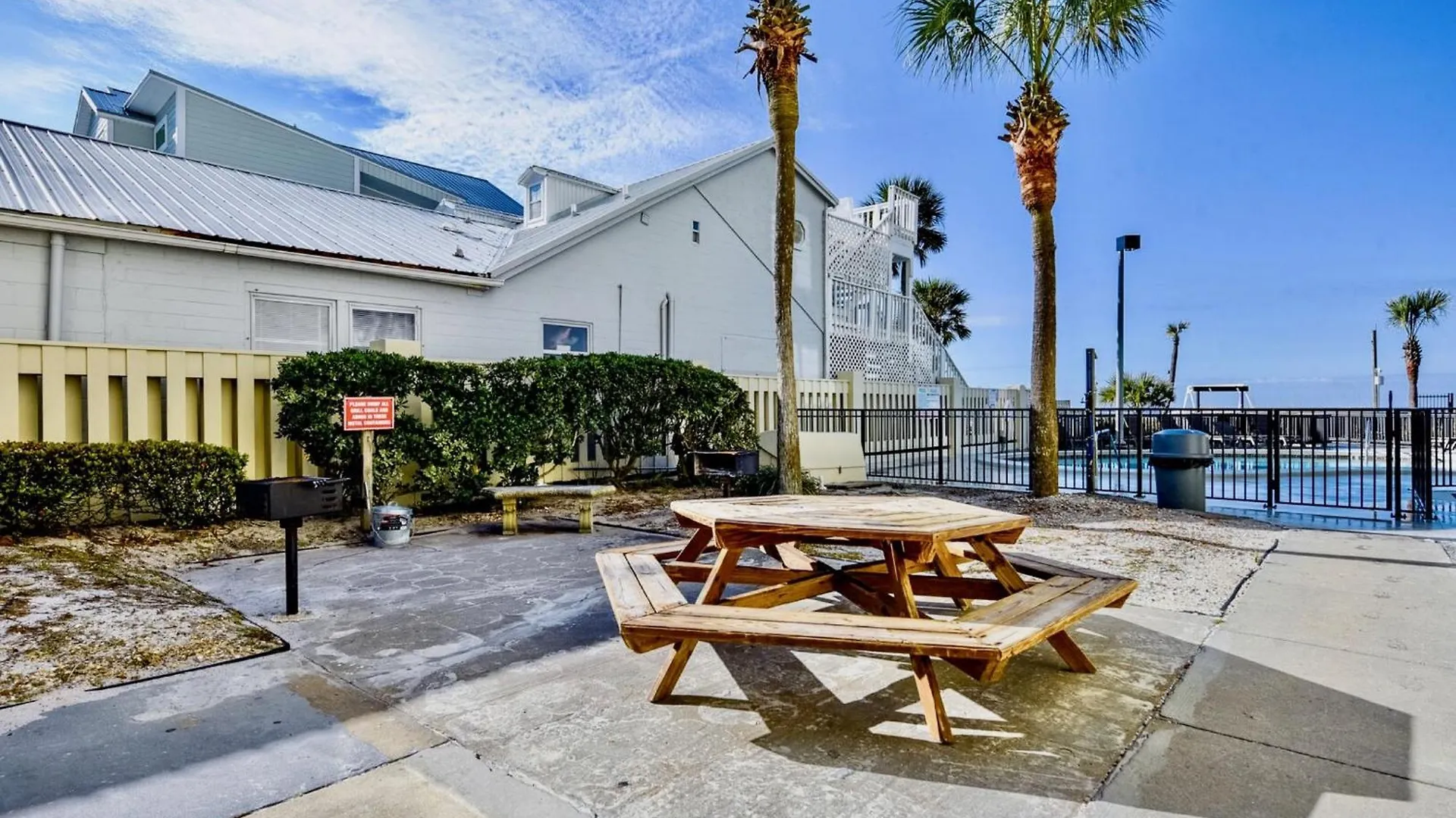 Apartman Sunbird Resort! Ground-Floor Renovated Beach Condo! Free Beach Chairs! By Dolce Vita Getaways Pcb Panama City Beach